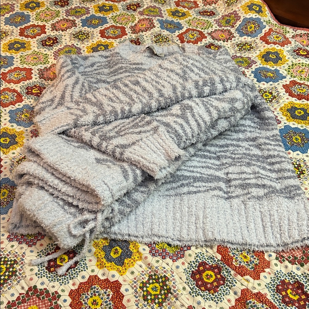 Gray and dark gray
 Zebra Print 
Lounge/pajama set